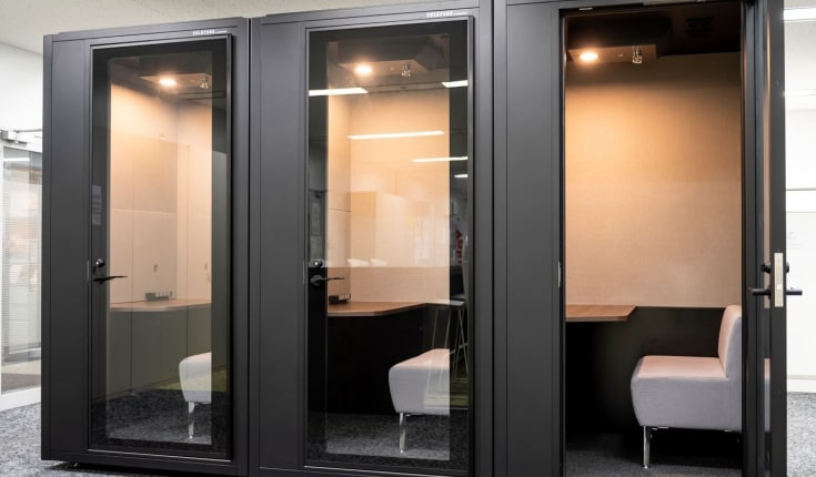 福岡事務所電話ブース